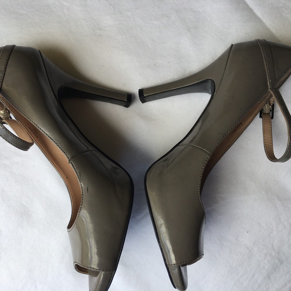 Woman’s Tahari shoes, heels match most outfits